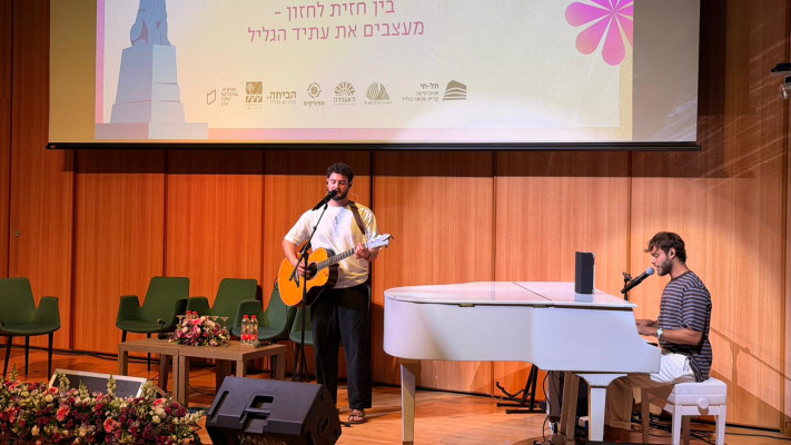 אלון אהל מופיע