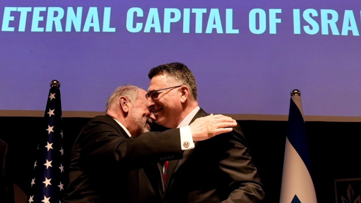 שר החוץ גדעון סער, שגריר ארה''ב בישראל, מייק האקבי