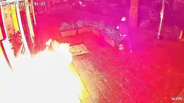 רעולי פנים עם קסדות מציתים את בית הקפה ''בנדיטה'' ברמת גן