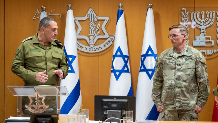 אייל זמיר מעניק אות הוקרה מטעם צה''ל למפקד סוללת ''בראבו'', סרן נתן ג'ון פרנו