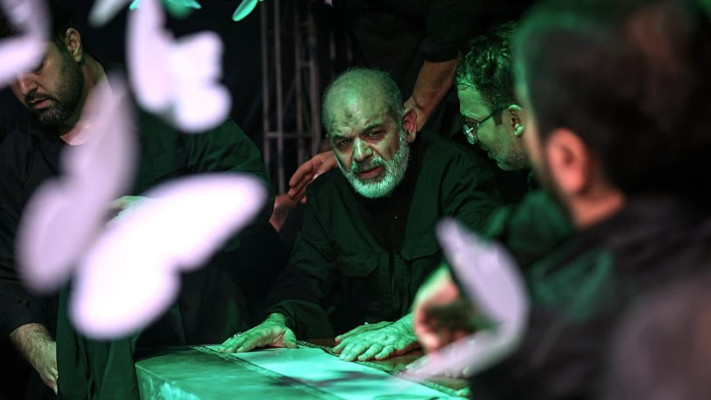 גנרל משמרות המהפכה, אחמד וחידי, לצד ארונו של עלי חמינאי לקראת הלווייתו בטהרן, 2 ביולי 2026