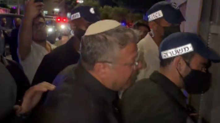 איתמר בן גביר מתלווה לפשיטה, שימוש בשוטרים לתעמולה