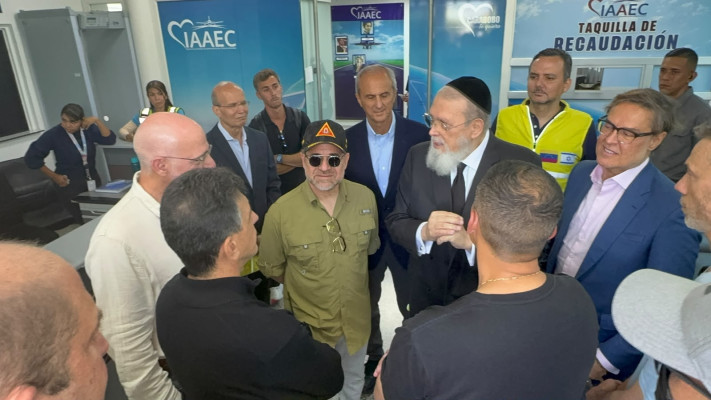 הרב הראשי בוונצואלה יצחק כהן עם המשלחת הישראלית