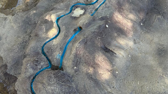 תוואי הדרך בה המים מאמת הביאר עברו