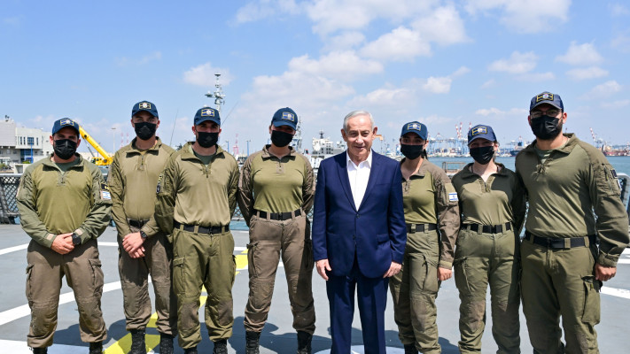 בנימין נתניהו בביקור בבסיס חיל הים החיפה