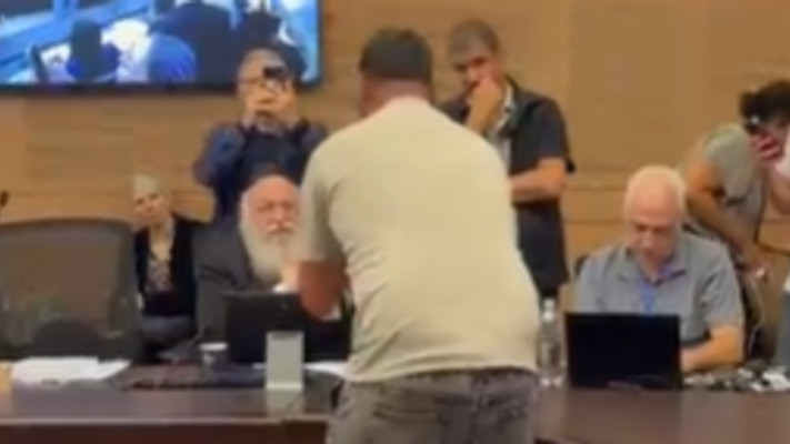 הלום קרב פונה לח''כ יצחק גולדקנופף בדיון אודות חוק יסוד: לימוד תורה