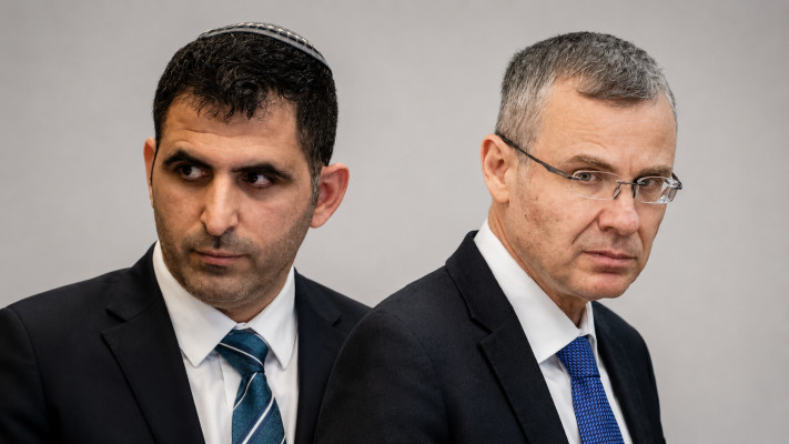יריב לוין ושלמה קרעי. ''החלשת בית המשפט, פוליטיזציה של בחירת השופטים, החלשת שומרי הסף והכפפתם לממשלה יהפכו את ישראל למה שמכונה ''דיקטטורה נבחרת''
