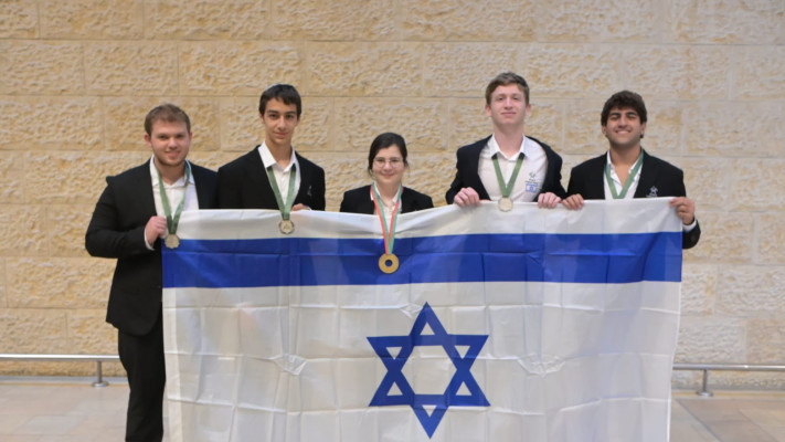 הנבחרת הישראלית עם המדליות באולימפיאדת הפיזיקה