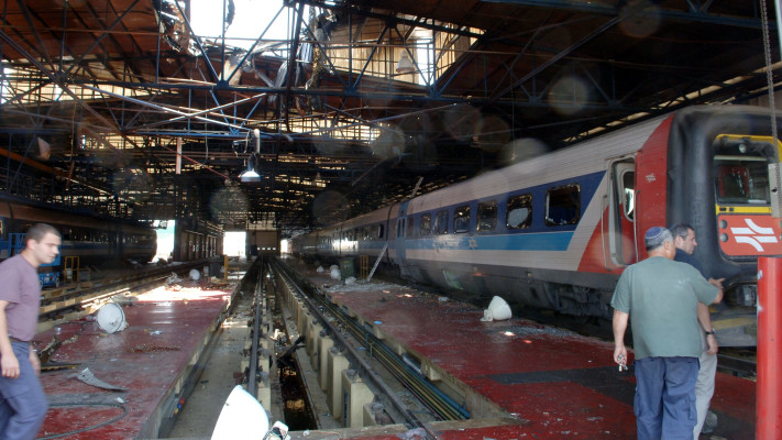 מוסך הרכבת בחיפה בזמן פגיעת טיל חיזבאללה. יש לנו כאן אנדרטה עם תמונות ההרוגים, ואנחנו רואים את פניהם בכל בוקר כשאנחנו מגיעים למתח