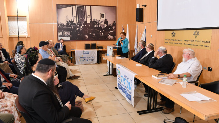 מרים פרץ יחד עם שליחי מכון 'שטראוס-עמיאל' בטקס בירושלים
