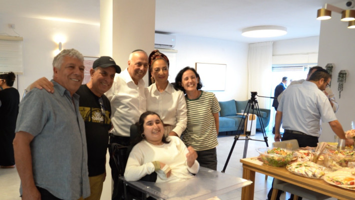 עדי אלימלך ביחד עם הוריה בדירה החדשה