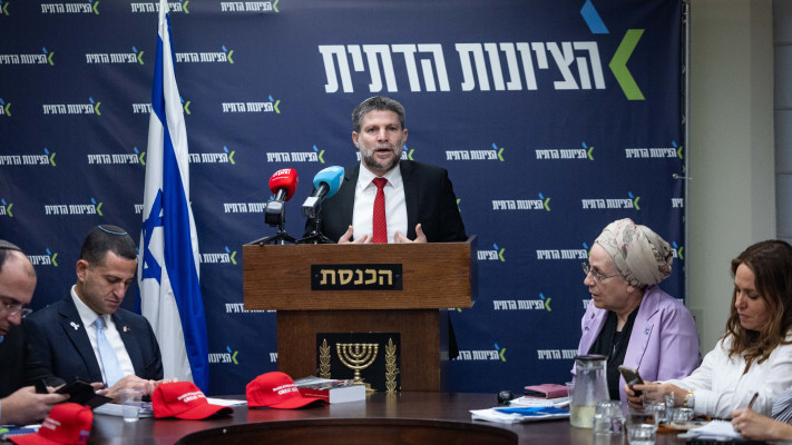 בצלאל סמוטריץ' נואם בישיבת סיעה של הציונות הדתית