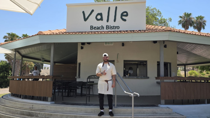 תומר שוורץ על רקע הביסטרו החדש Valle