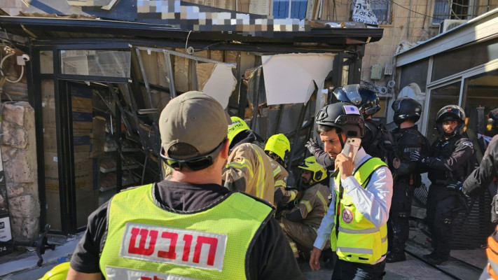 מד''א בזירת קריסת המרפסת בירושלים