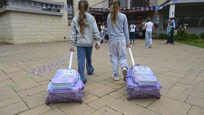 ילדות הולכות לבית ספר