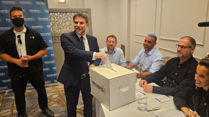 בצלאל סמוטריץ' מצביע בפריימריז לציונות הדתית