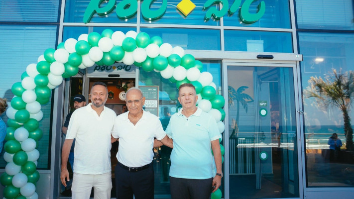 חגי שלום ובכירי טיב טעם חוגגים פתיחת סניף (צילום: אייל אפרתי)
