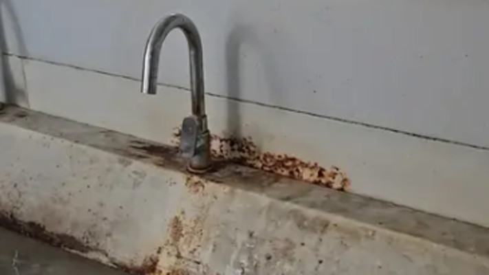 כיור בשירותים של נהגי המוניות בנתב''ג