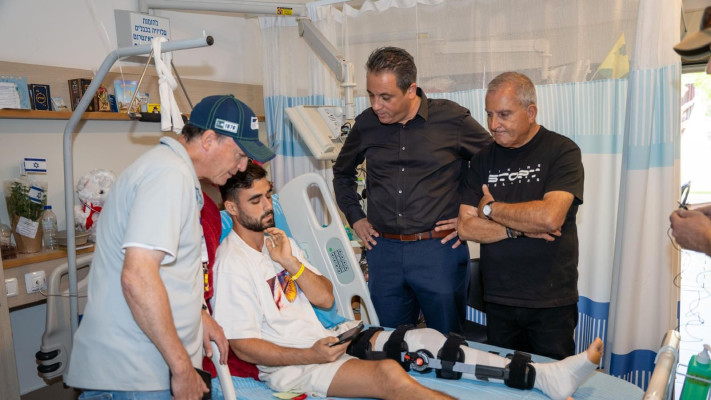 עו''ד רועי כהן בביקור פצועים