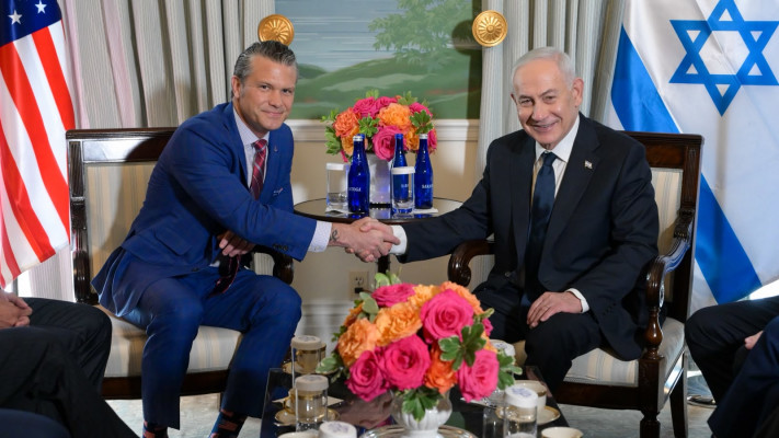 ראש הממשלה בנימין נתניהו נפגש עם מזכיר המלחמה של ארה״ב, פיט הגסת׳ בבלייר האוס בוושינגטון.