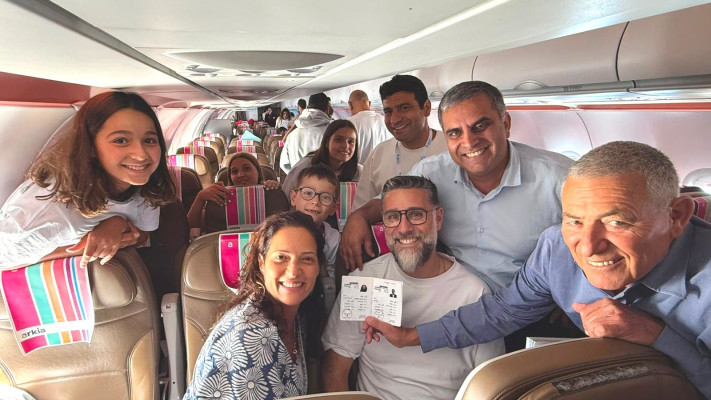 עולים חדשים מצרפת יחד עם השר אופיר סופר ואלוף (במיל') דורון אלמוג