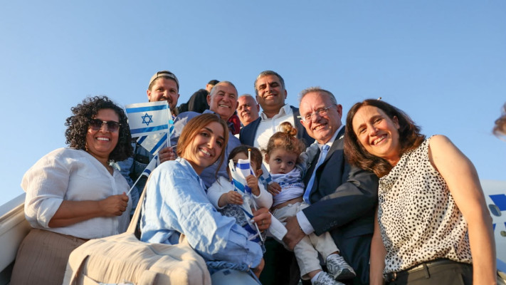 העולים החדשים יחד עם השר אופיר סופר ואלוף (במיל') דורון אלמוג