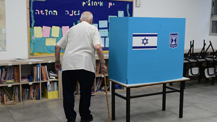 קשיש בדרך לקלפי