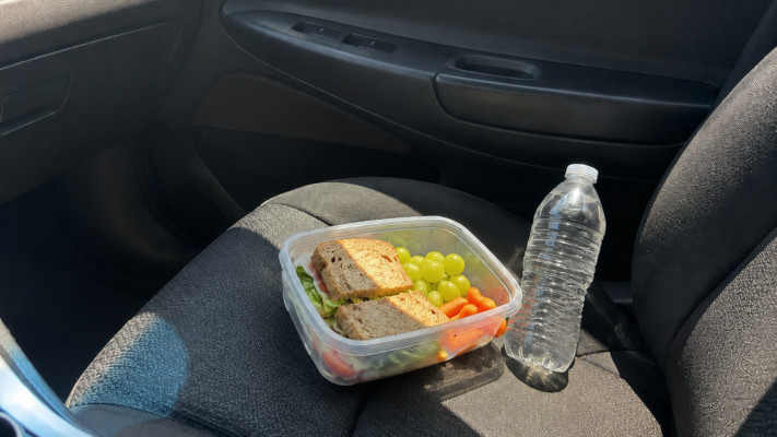 בקבוק מים וכריך ברכב