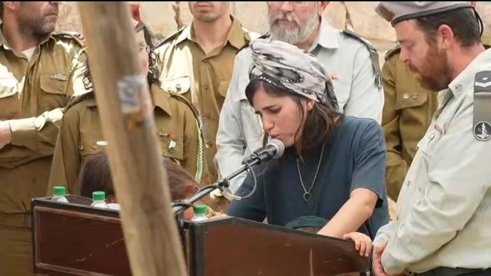 אליה, אשתו של רס''ן הראל בירנשטוק ז''ל, בהלוויתו