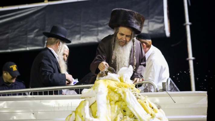 הרב שלום ארוש מדליק מדורה במירון