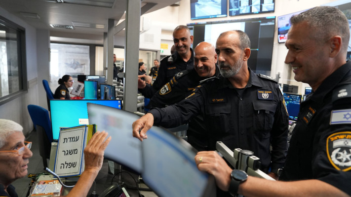 מפכל המשטרה דני לוי באגף התנועה