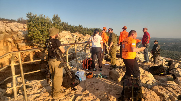 הצוותים במקום נפילתו של הילד