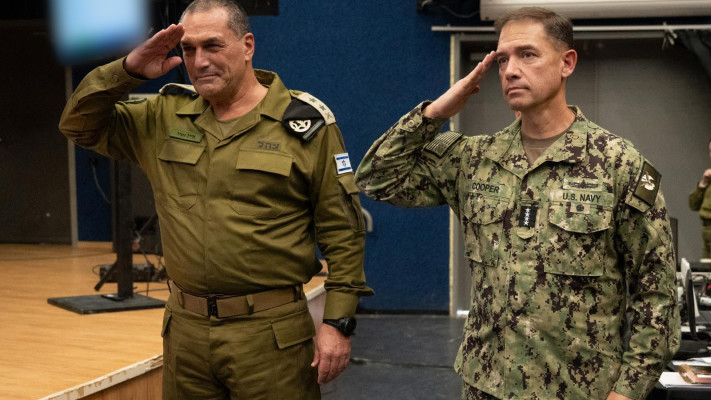 הרמטכ''ל רא''ל אייל זמיר ומפקד פיקוד המרכז של ארה''ב, אדמירל בראד קופר