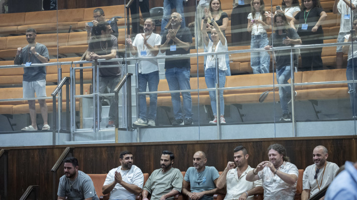 הלומי קרב ביציעי הכנסת בדיון על חוק המגדיר באופן רשמי את מעמדם