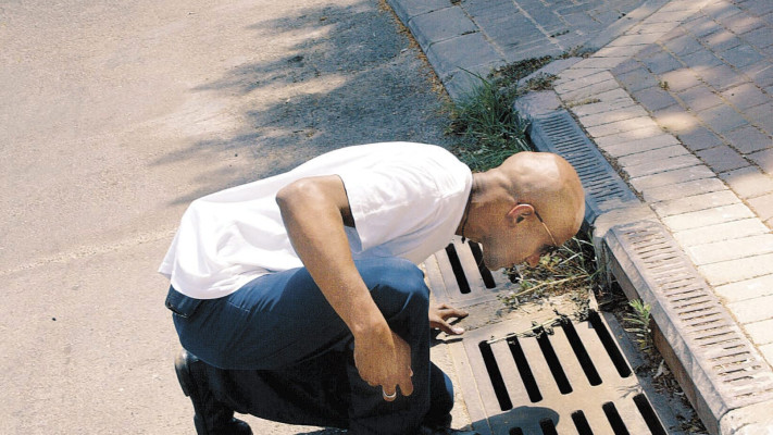 משימה מורכבת. שוטרים סורקים באזור ביתו של השופט עדי אזר ז''ל