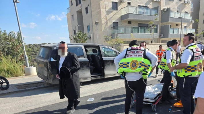 צוותי מד''א בזירת התאונה ברחוב רבי חנינא בבית שמש