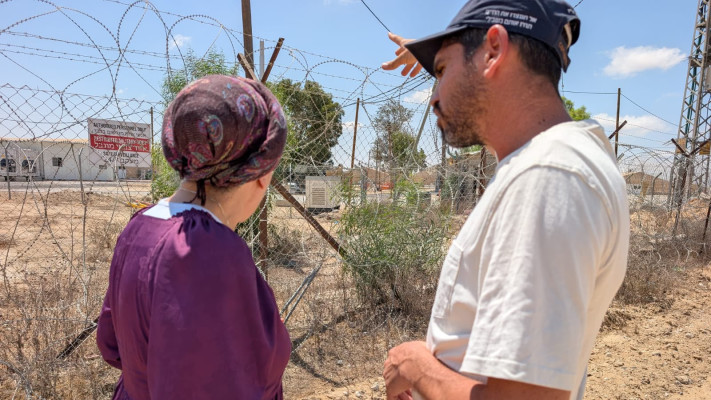 אורית סטרוק בסיור סביב מחנה ה-LSA