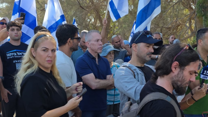 גלעד ארדן הגיע לתמוך במפגינים