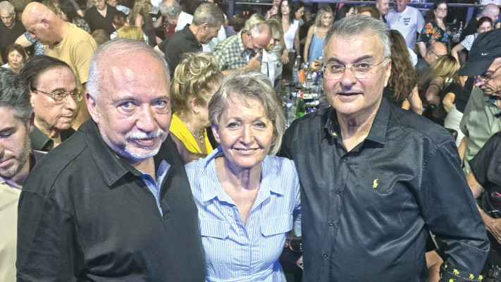 משה להב, אלה ואביגדור ליברמן (צילום: מירי אקוני)