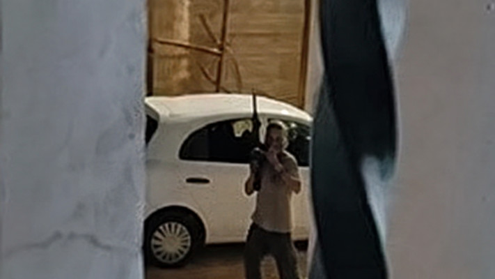 מתנחל עם נשק שלוף בכפר אל מוע'ייר