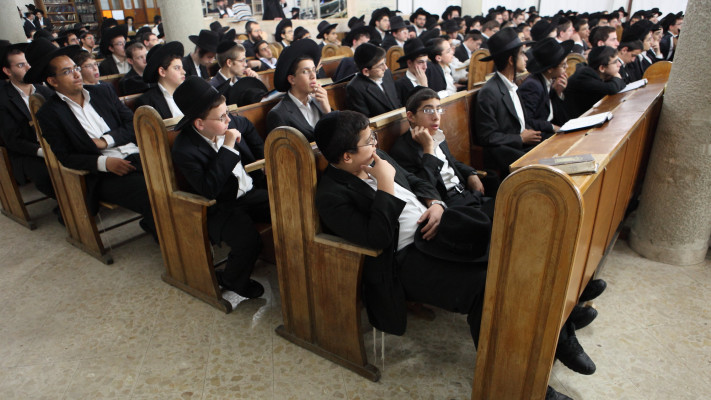 נערים חרדים בישיבה