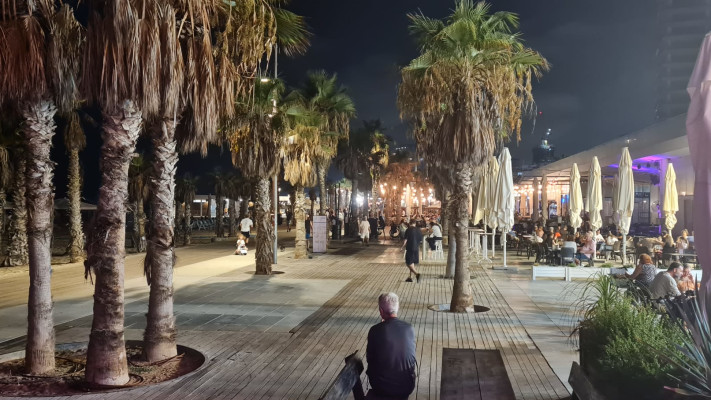 מבלים במתחם הטיילת בבת ים. העירייה השקיעה כ-23 מיליון שקל
