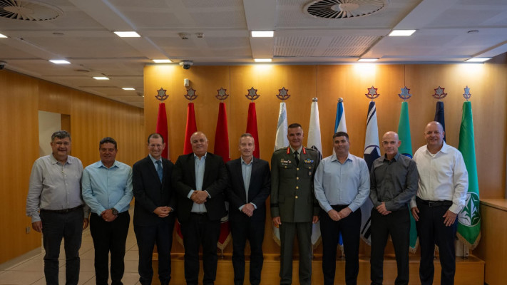 מעמד החתימה על מערכת ההגנה האווירית ליוון