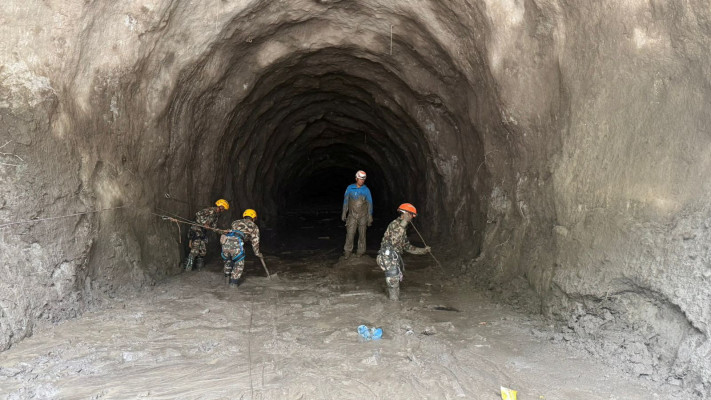 צוות חילוץ באתר מנהרת אנרגיה הידרואלקטרית בנפאל