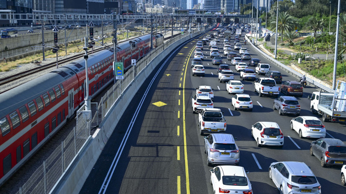 פקקים לצד רכבת