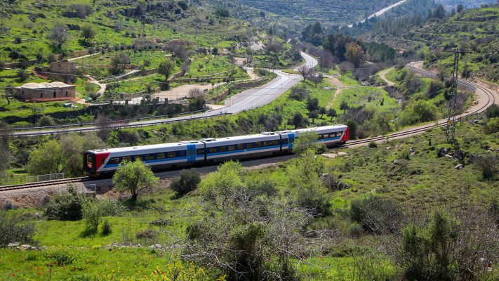 רכבת חוצה דרך עמק הרפאים בפאתי ירושלים