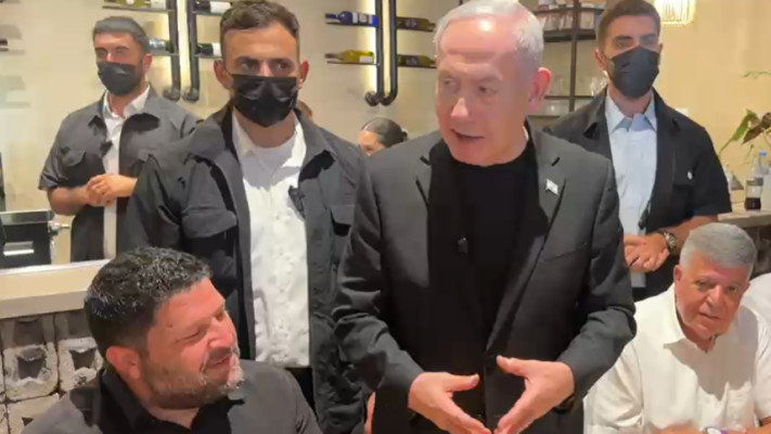 ראש הממשלה בנימין נתניהו במסעדה באופקים