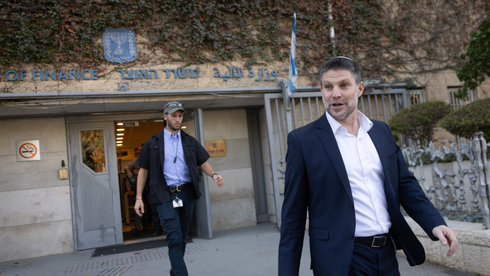 בצלאל סמוטריץ' ביציאה ממשרד האוצר