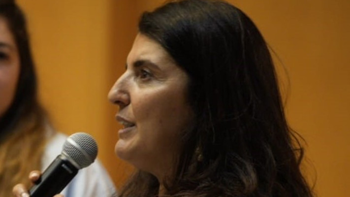 גל נסים-עמנואל מדברת בכנס השבוע