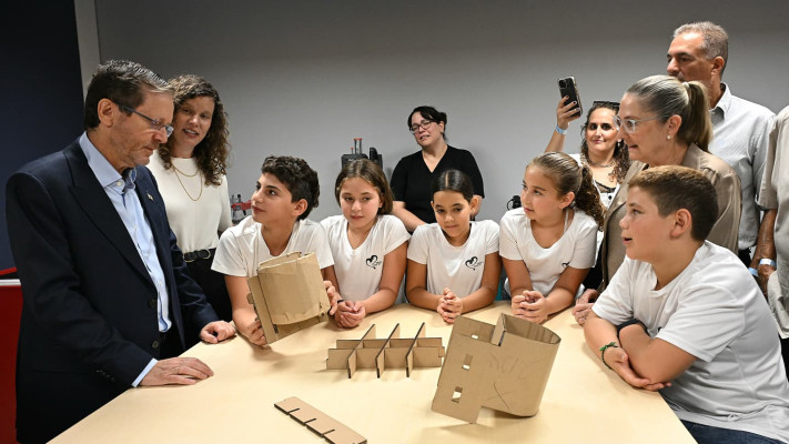 נשיא המדינה יצחק הרצוג עם חניכי תכנית ''ביטמייקר''